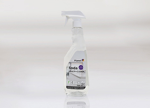 Sprühflasche mit durchsichtigem Reiniger Soda Multi Clean und aufgeklebtem Etikett vor grauem Hintergrund