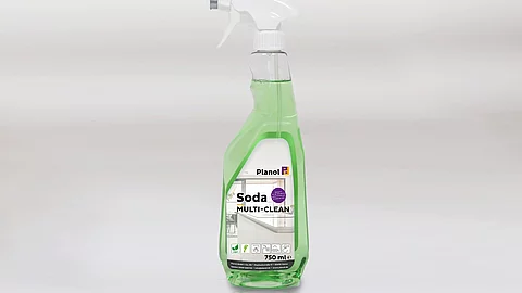 Reiniger Soda Multi Clean von Planol Sprühflasche mit durchsichtigem Reiniger Soda Multi Clean und aufgeklebtem Etikett vor grauem Hintergrund