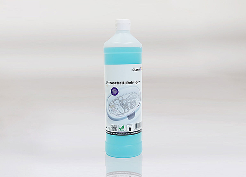 Blaufarbener Ultraschallreiniger in weißer Flasche mit Etikett vor grauem Hintergrund