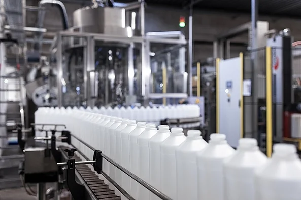 Abfüllanlage für Reinigungsprodukte mit Kunststoffflaschen in industrieller Produktion