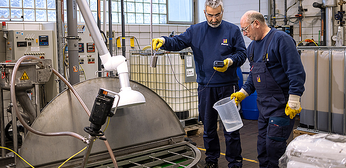 Dosieranlage mit zwei Piepenbrock Mitarbeitern