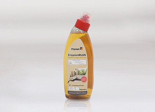 Ecoplan PLUS Sanitärreiniger Soft Gel von Planol - Karton (10 x 0,75 Liter) Planol EcoplanPLUS Sanitärreiniger Soft Gel in einer transparenten 750-ml-Flasche mit gelber Flüssigkeit und rotem Spritzverschluss.