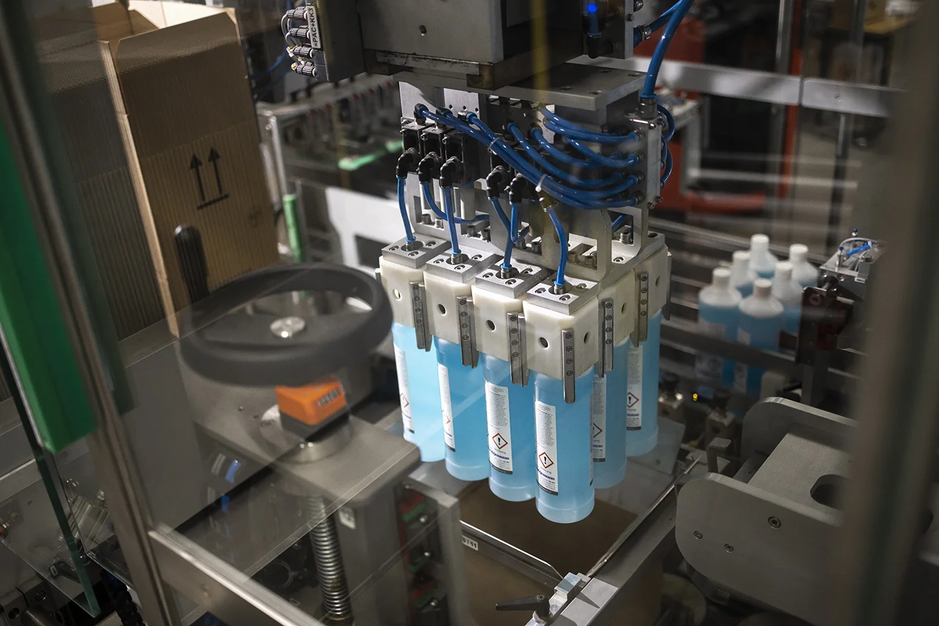 Automatisierte Abfüll- und Verpackungsanlage für flüssige Reinigungsprodukte